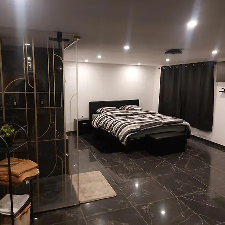 Privee Deluxe O'palawan Gold Centre بيت الحب *